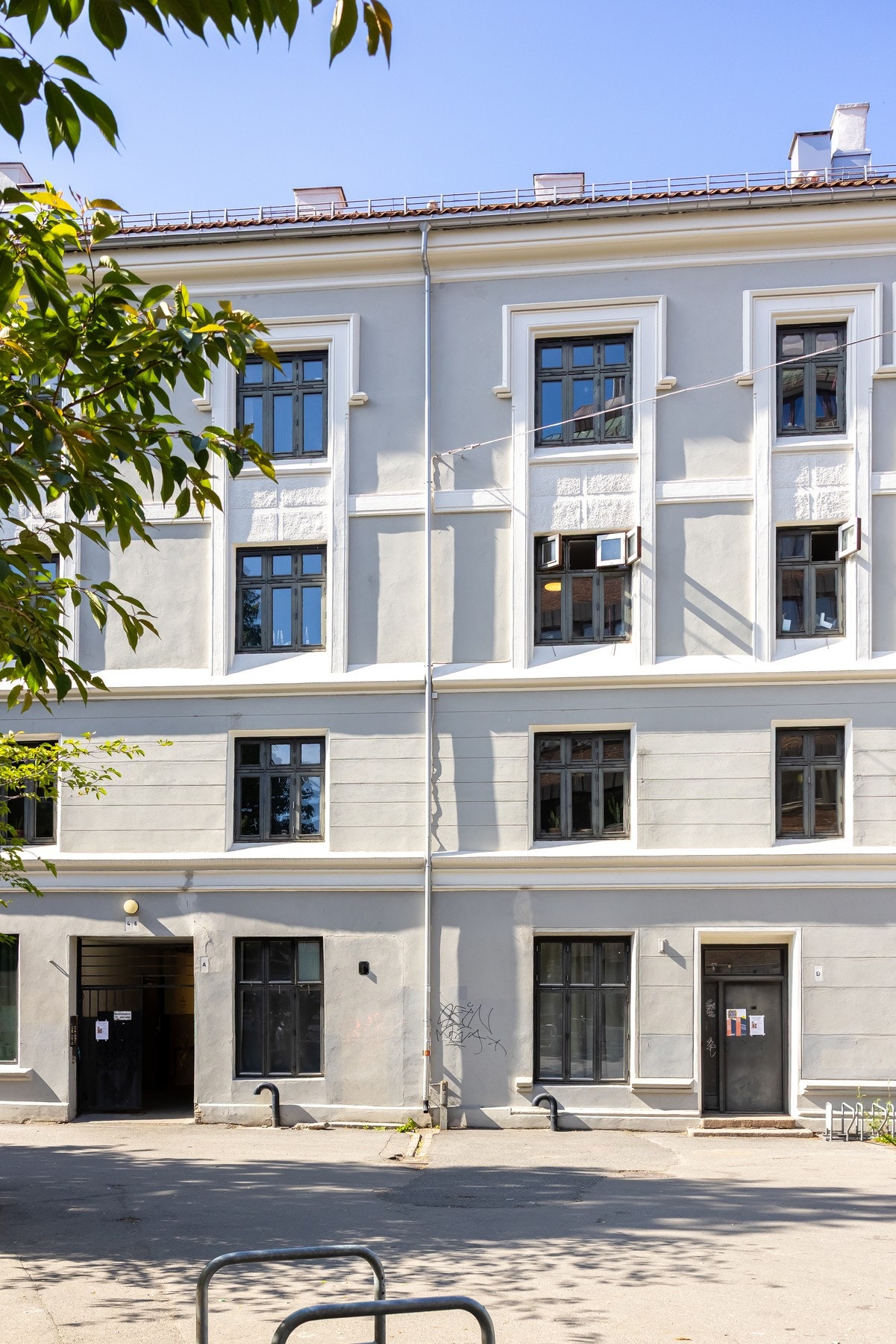 Boligblokkens fasade og inngangsparti. Galleribilde