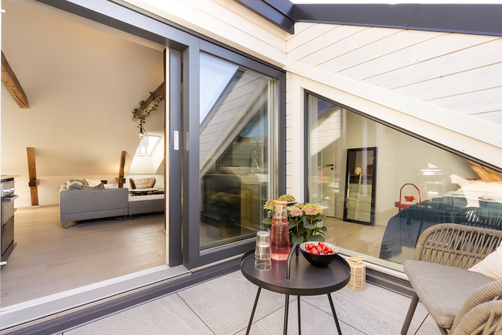 Balkongen er romslig nok til å innrede med loungemøbler, grill og beplantning. Galleribilde