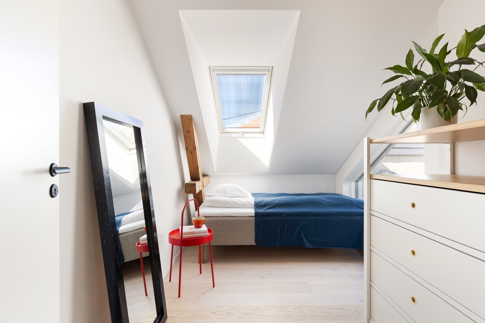 Soverom nr. 3 ligger byr på store vindusflater, samt plass til seng og oppbevaring. Galleribilde