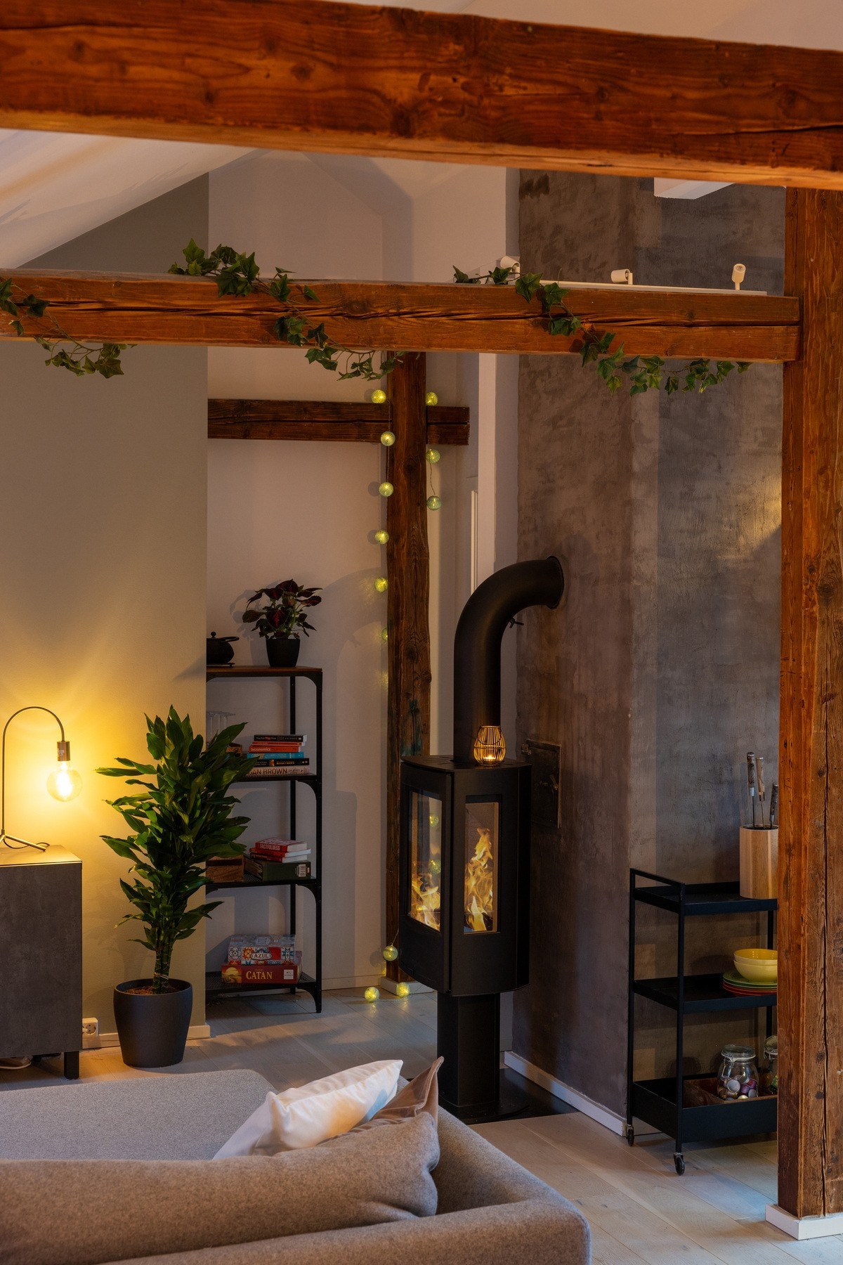 I stuen er det montert peis, noe som kommer godt med på kalde høst -og vinterdager. Galleribilde