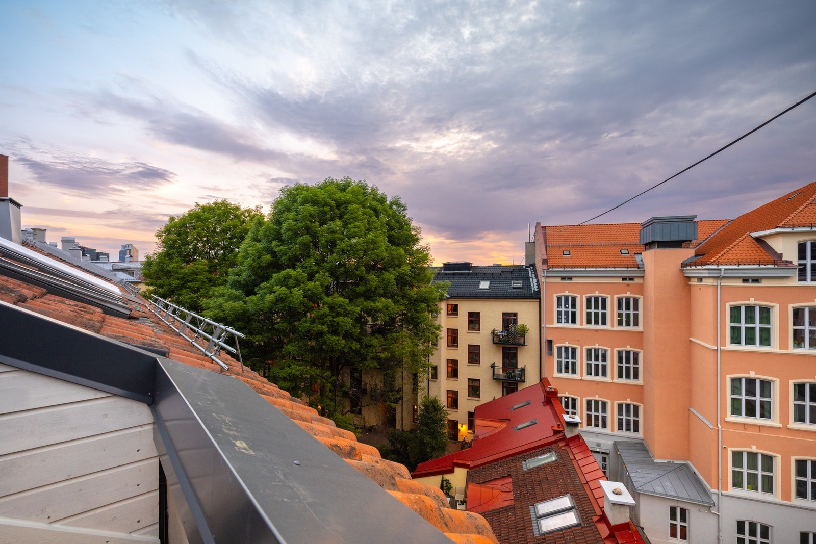 Fra balkongen har du utsikt mot hyggelig bakggård. Galleribilde