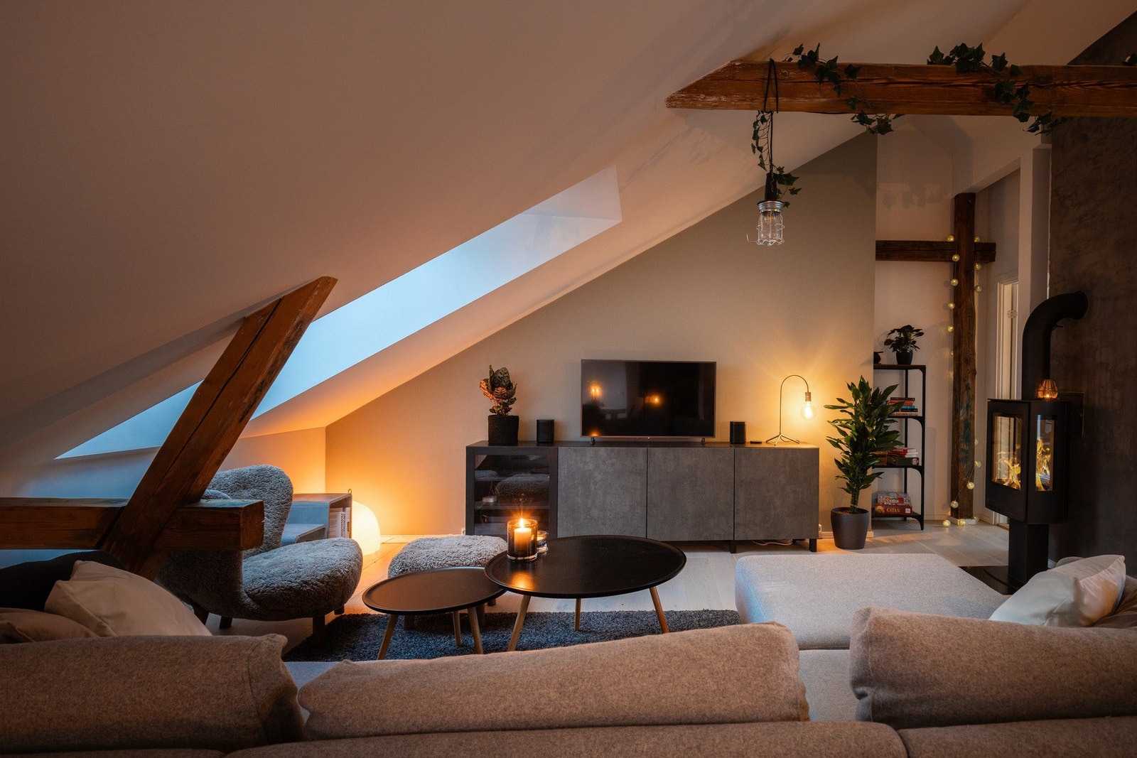 I stuen har du plass til en stor sofa, salongbord og tilhørende mediemøblement. Galleribilde