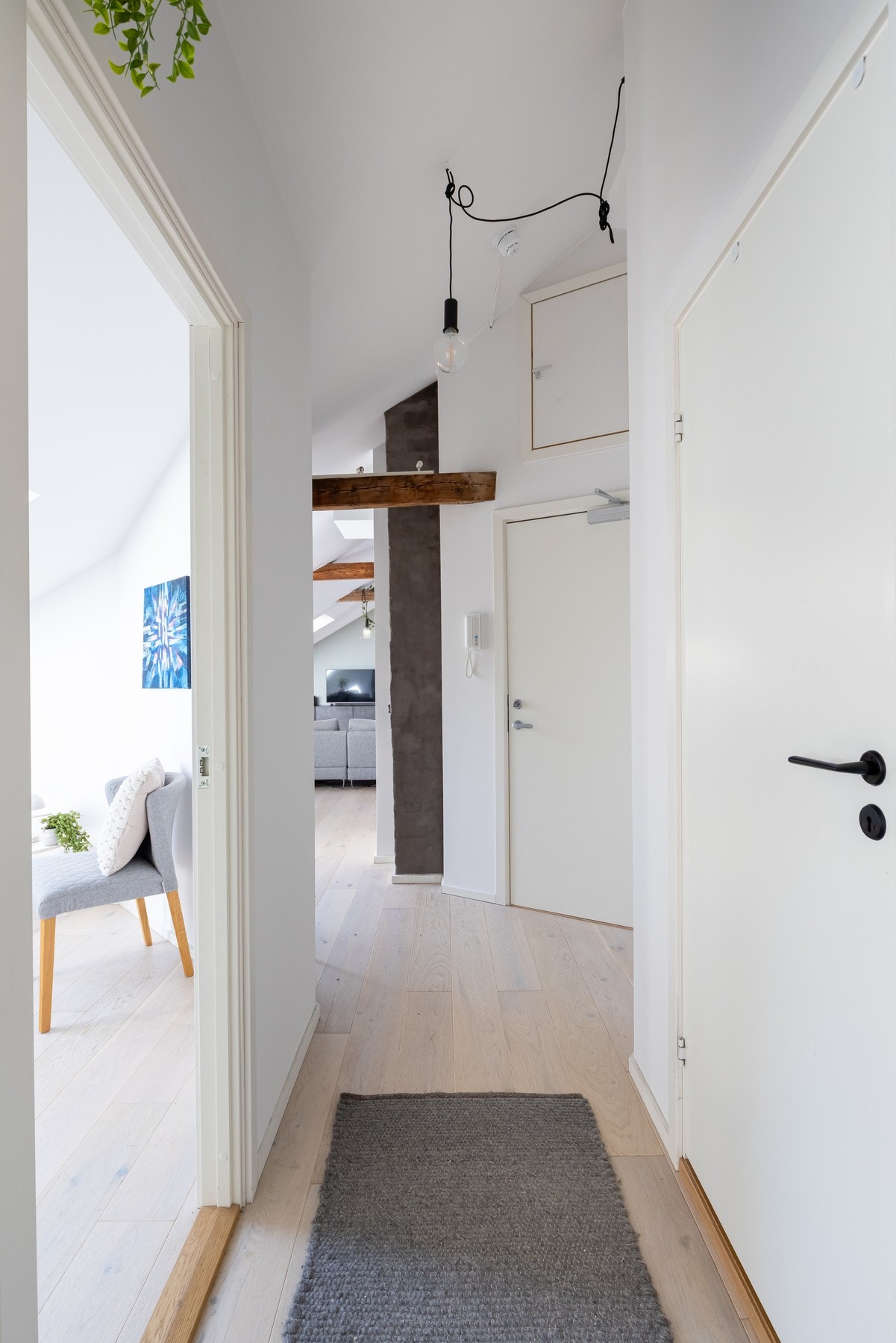 Velkommen inn i det som kan bli ditt nye hjem! Entreen i denne strøkne leiligheten ønsker deg velkommen inn med sin romslig og moderne utforming. Galleribilde
