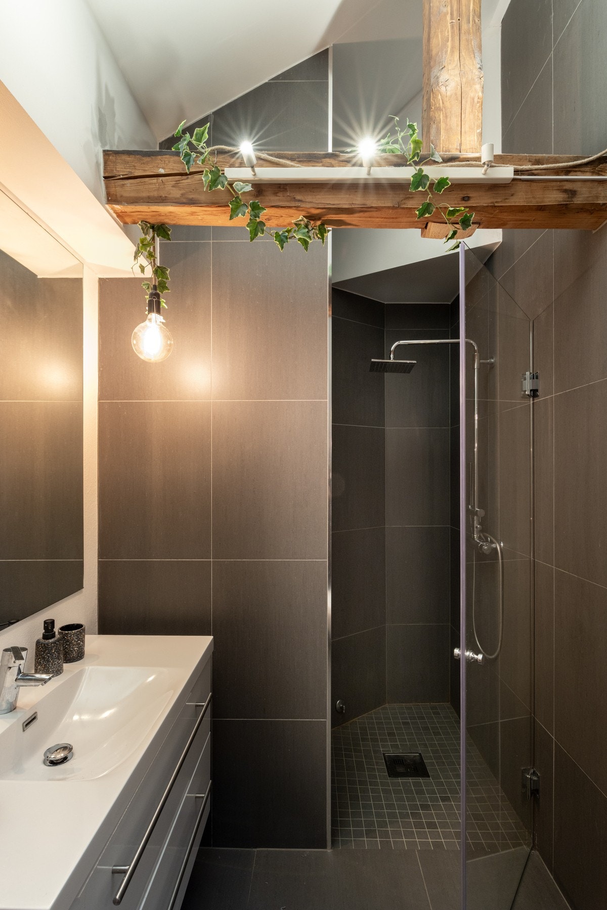 Videre har badet dusjhjørne med hånddusj og regndusj, samt vegghengt toalett. Badet har opplegg for vaskemaskin. Galleribilde