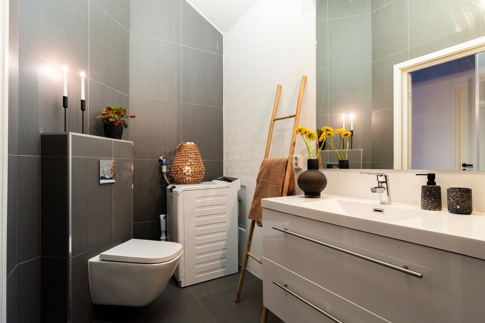 Badet fra 2017 og består av vegghengt servantinnredning med skuffer og speil med overlys. Galleribilde