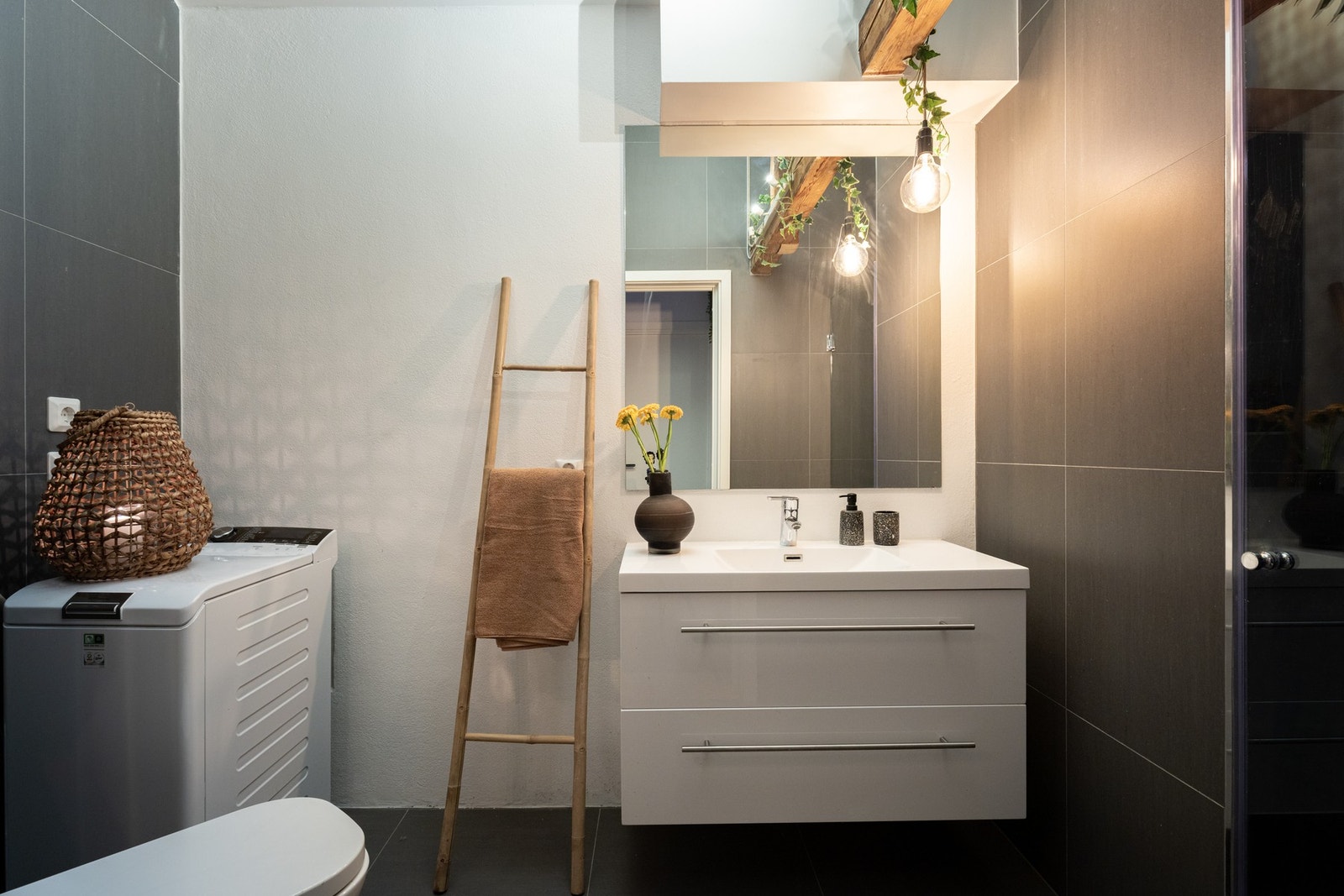 Leiligheten har et delikat bad som kombinerer moderne design med praktiske løsninger. Galleribilde