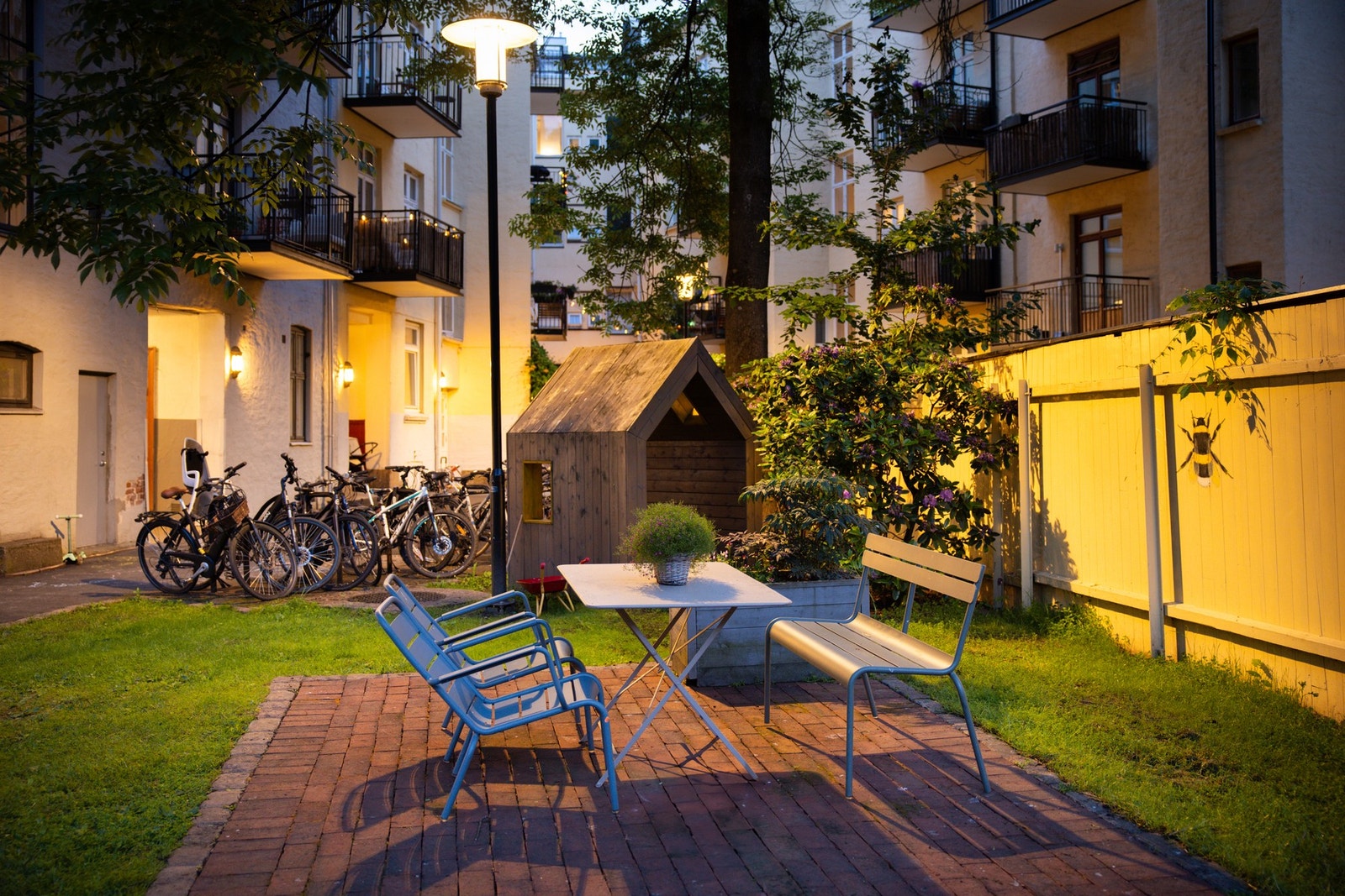 Bakgården er pent opparbeidet med sittegrupper og beplanting. Galleribilde
