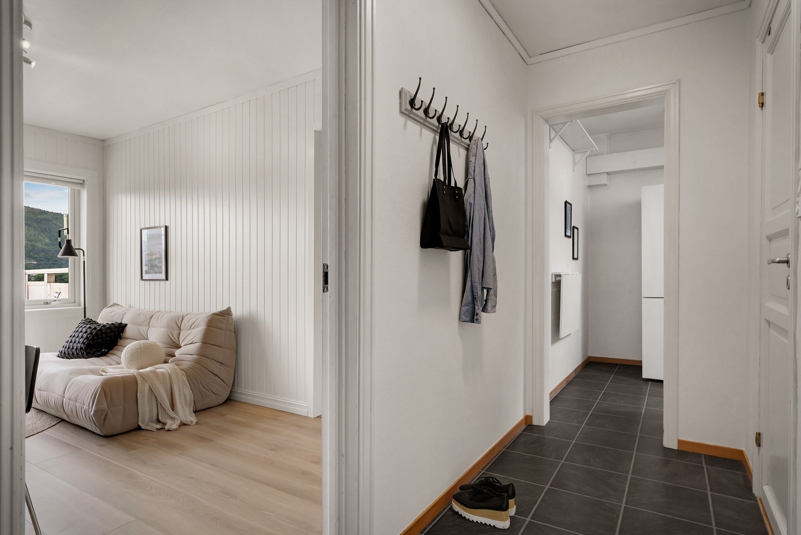 - I entréen er det god plass til å henge fra seg yttertøy og sko - Galleribilde