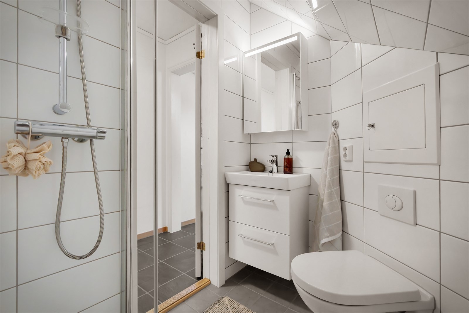 - Badet er helfliset og måler 1,8 m² - Galleribilde