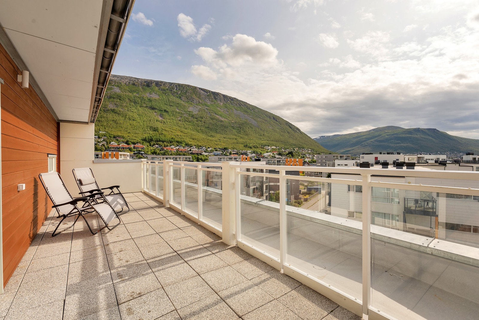 Fra balkongen har du også utsikt mot Fløya og Tromsdalen. Galleribilde