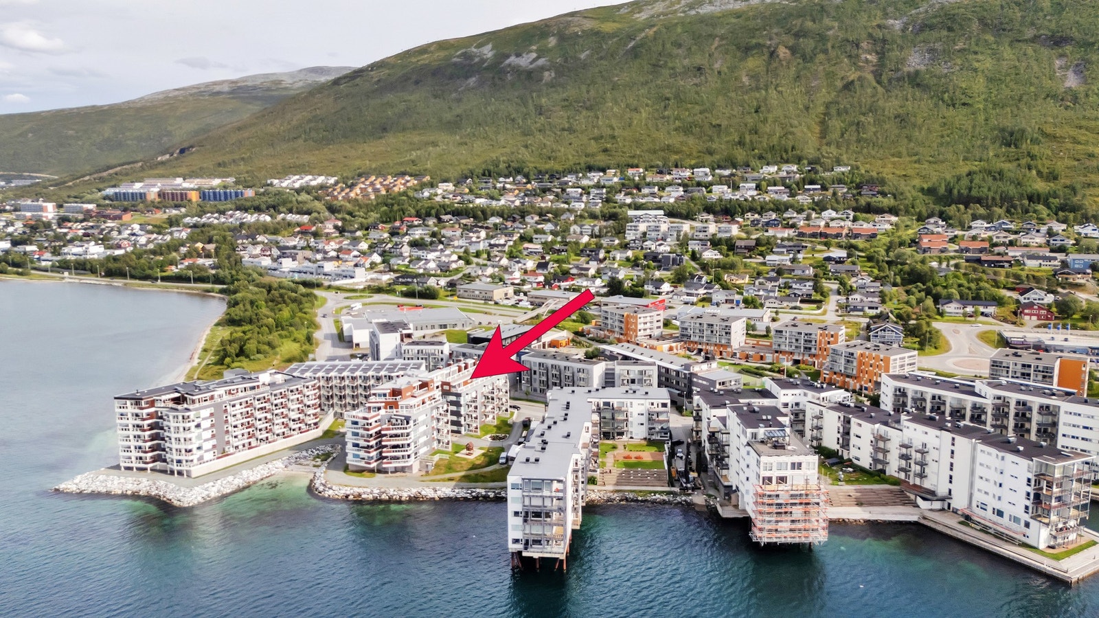 Det er fine uteområder med strand, fjære og lekeplasser i umiddelbar nærhet. Galleribilde