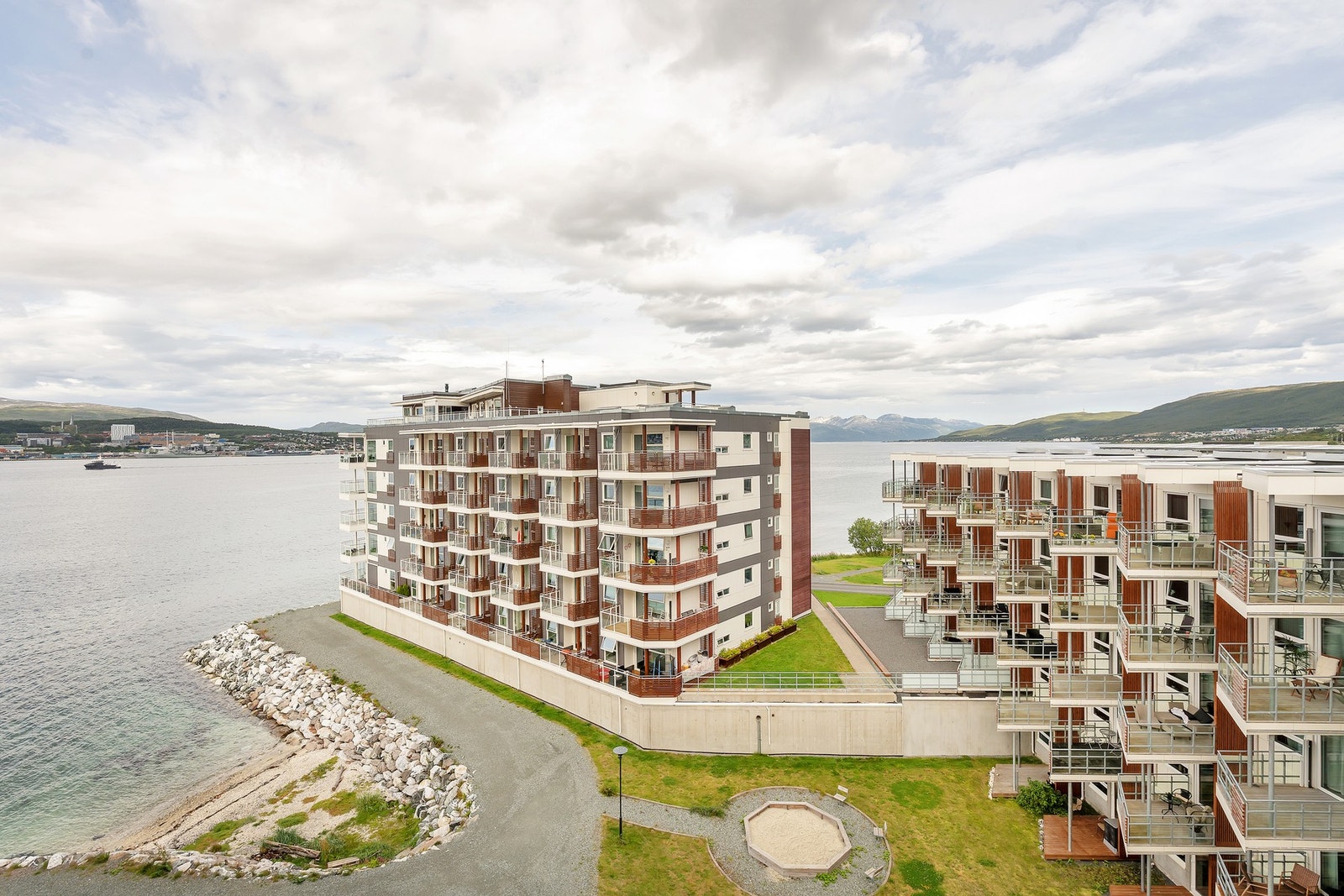 Det er gangavstand til barnehage, dagligvare, restaurant og en rekke friområder. Galleribilde