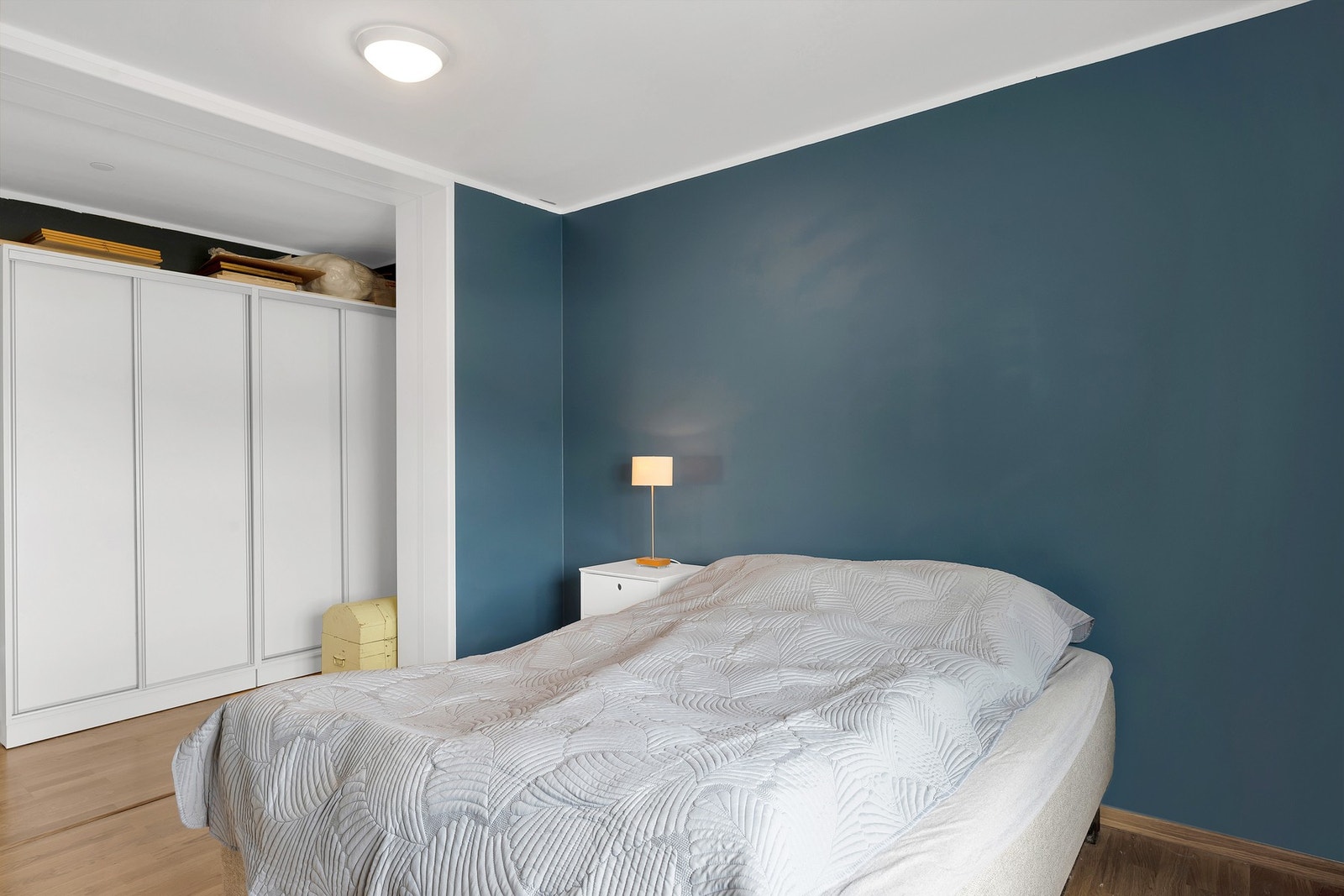 Praktisk skyvedørsgarderobe og god plass til stor seng. Galleribilde