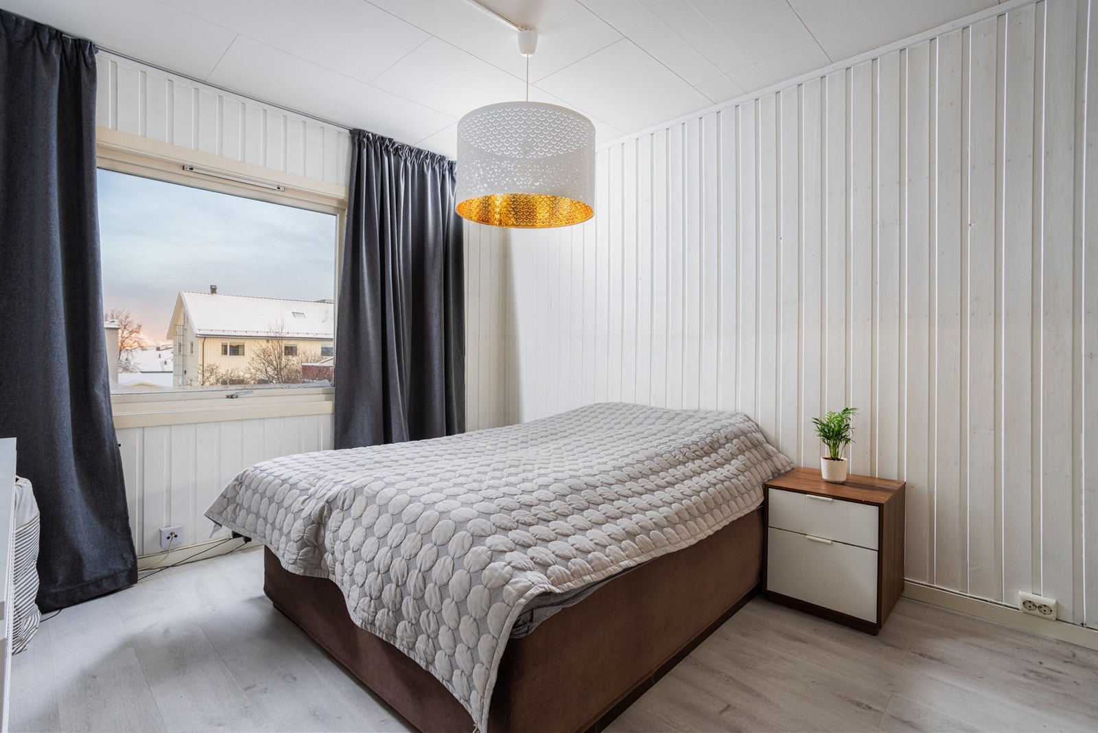 Lyst og behagelig soverom med god plass til både seng og møbler. Galleribilde