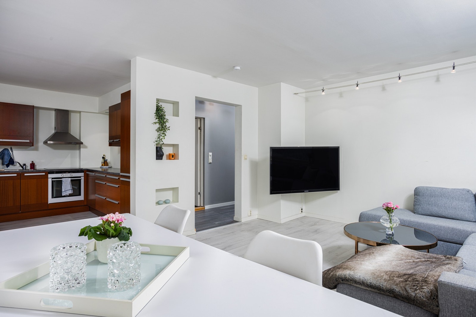 Hyggelig og romslig stue/kjøkkenareal med flere møbleringsmuligheter Galleribilde