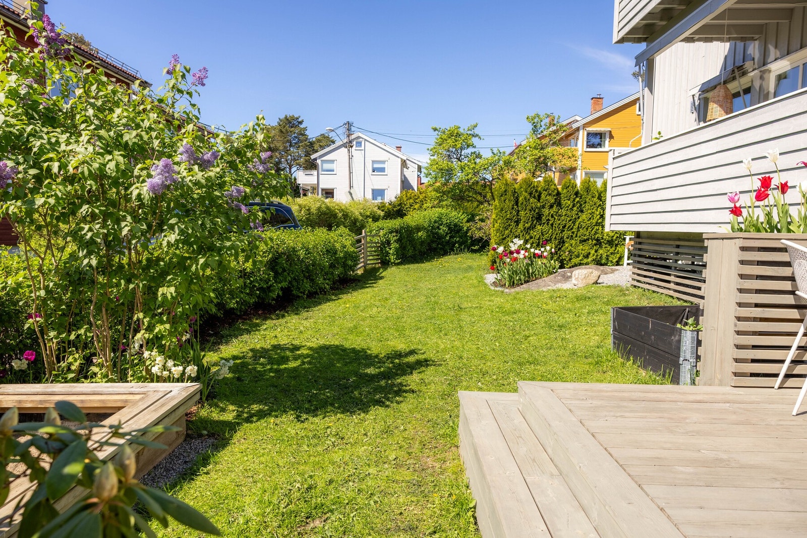 Direkte tilkomst fra terrasse til felles stor hagedel med gode solforhold som disponeres av leiligheten. Galleribilde