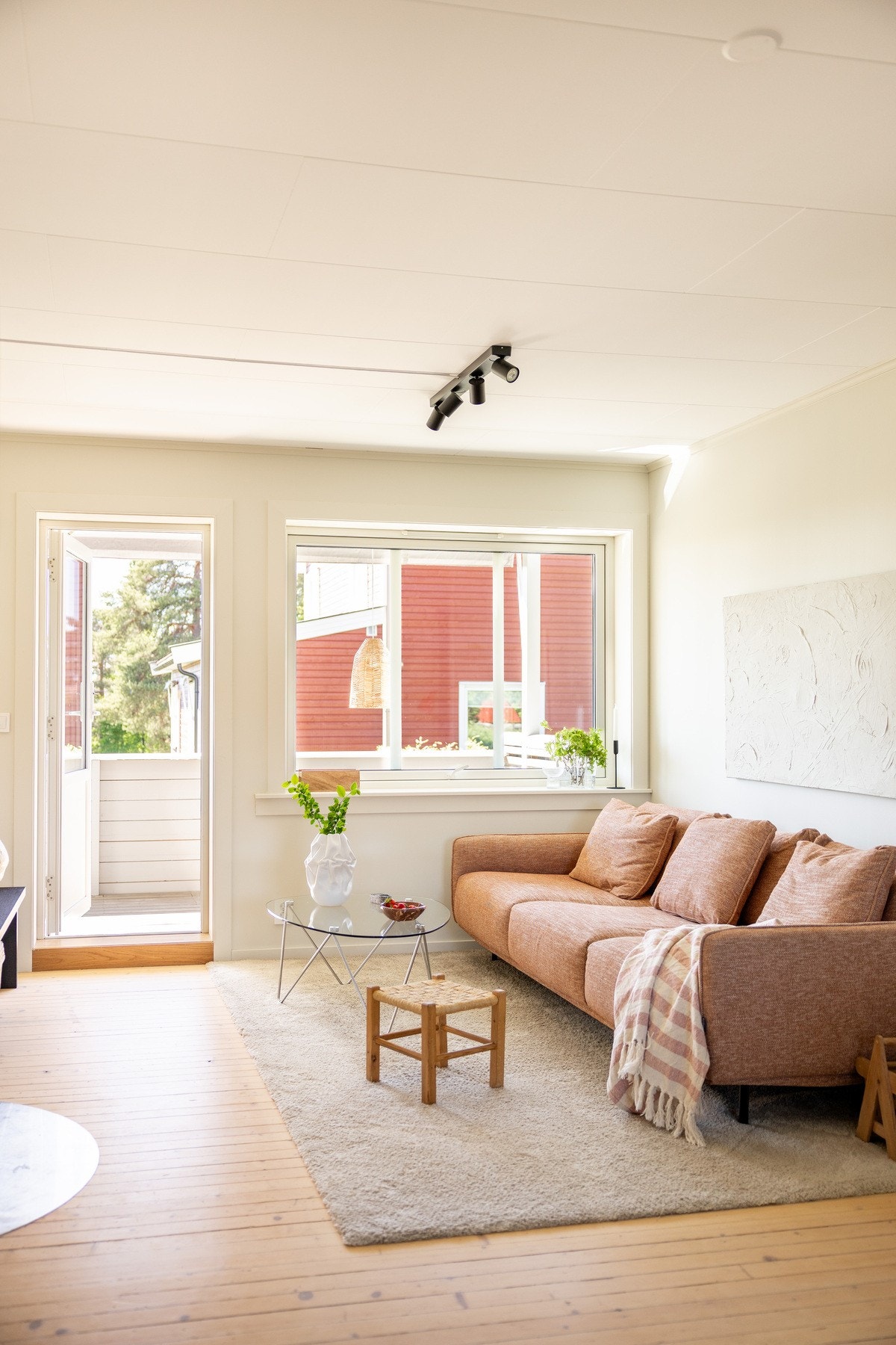 Stuen kan enkelt innredes med både sofa- og spiseseksjon. Galleribilde