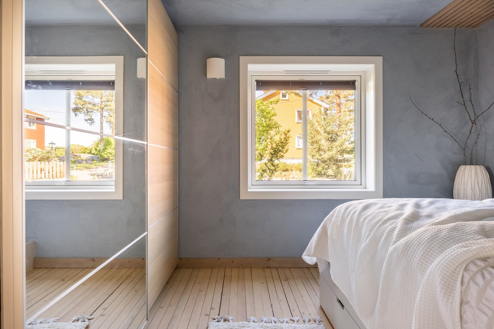 Stor skyvedørsgarderobe, hvor man har rikelig med oppbevaringsmuligheter. Galleribilde