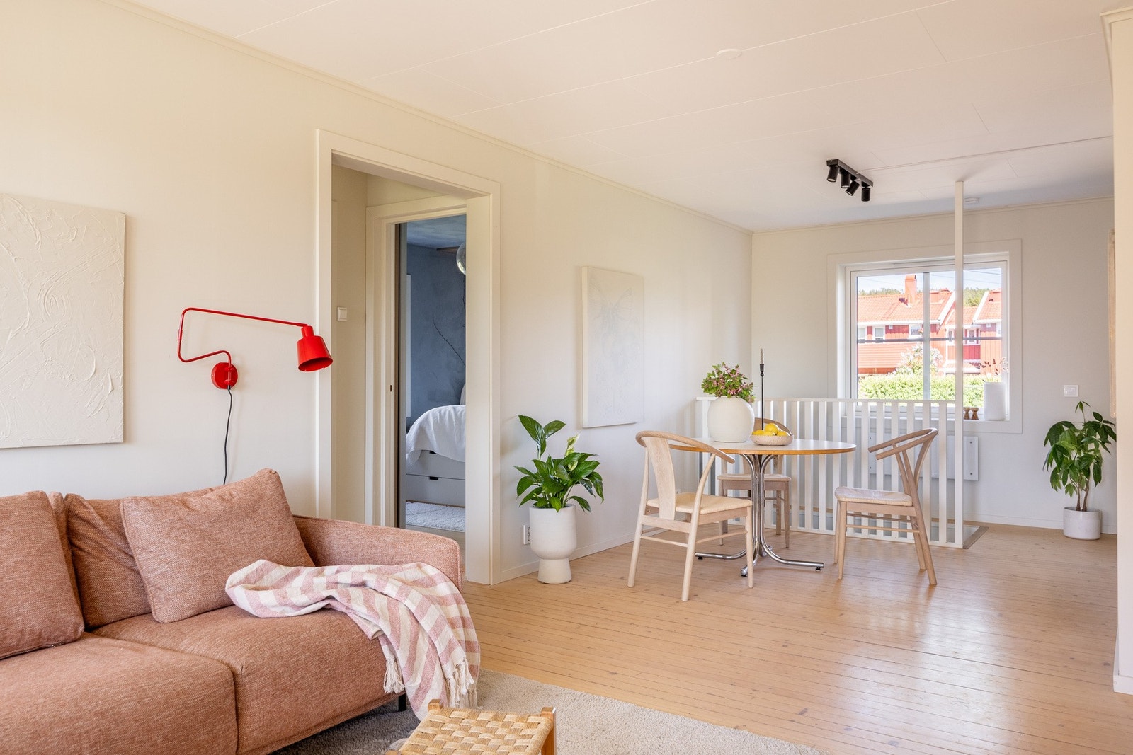 Leiligheten er belagt med klassiske heltre gulv som skaper et eget særpreg. Galleribilde