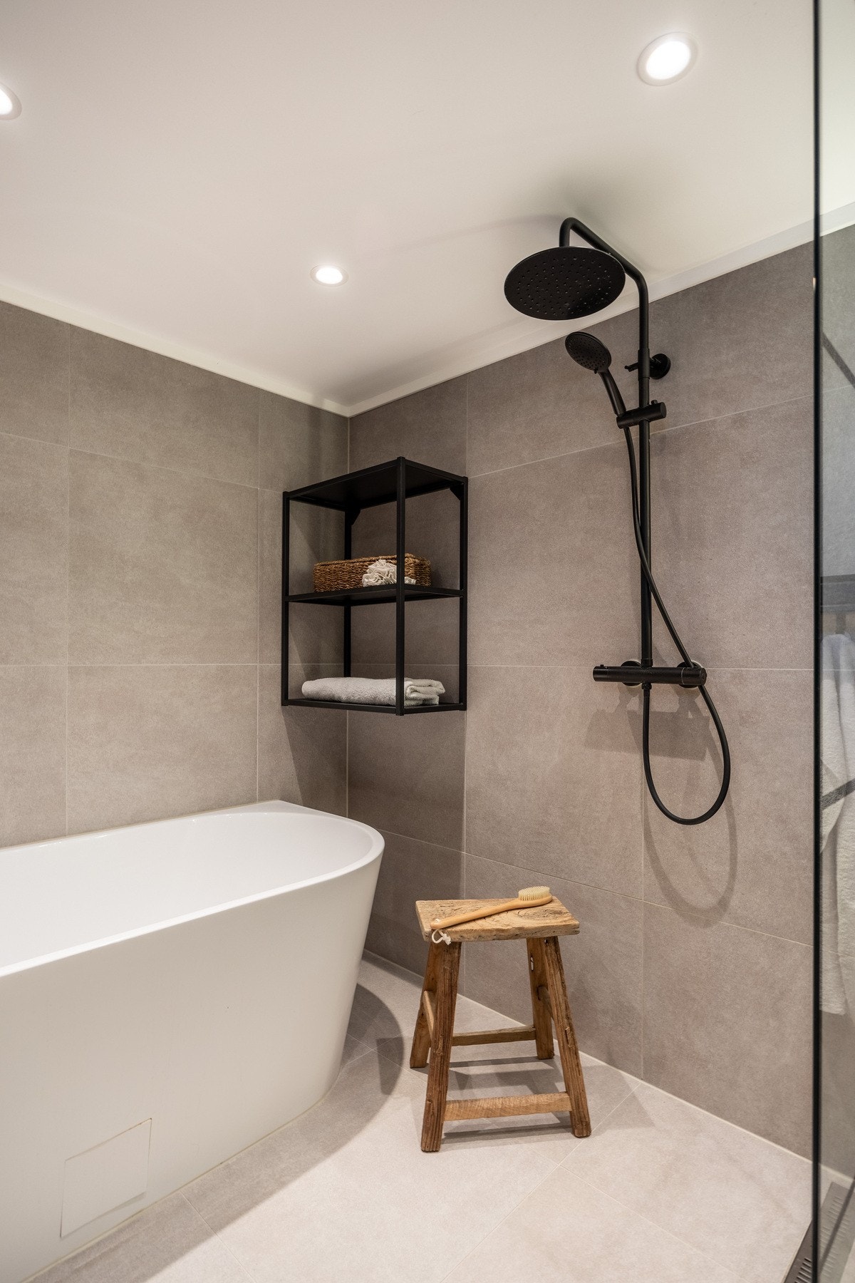 Dusjsone separert med glassfelt og badekar. Galleribilde