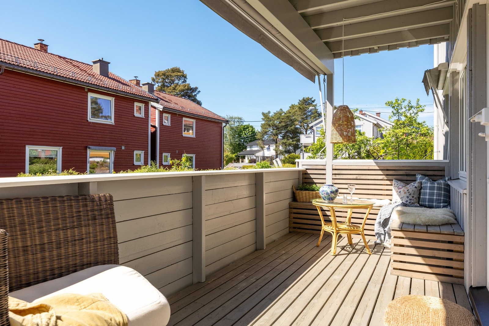 Utgang fra stue til hyggelig terrasse på ca. 9 kvm. Galleribilde