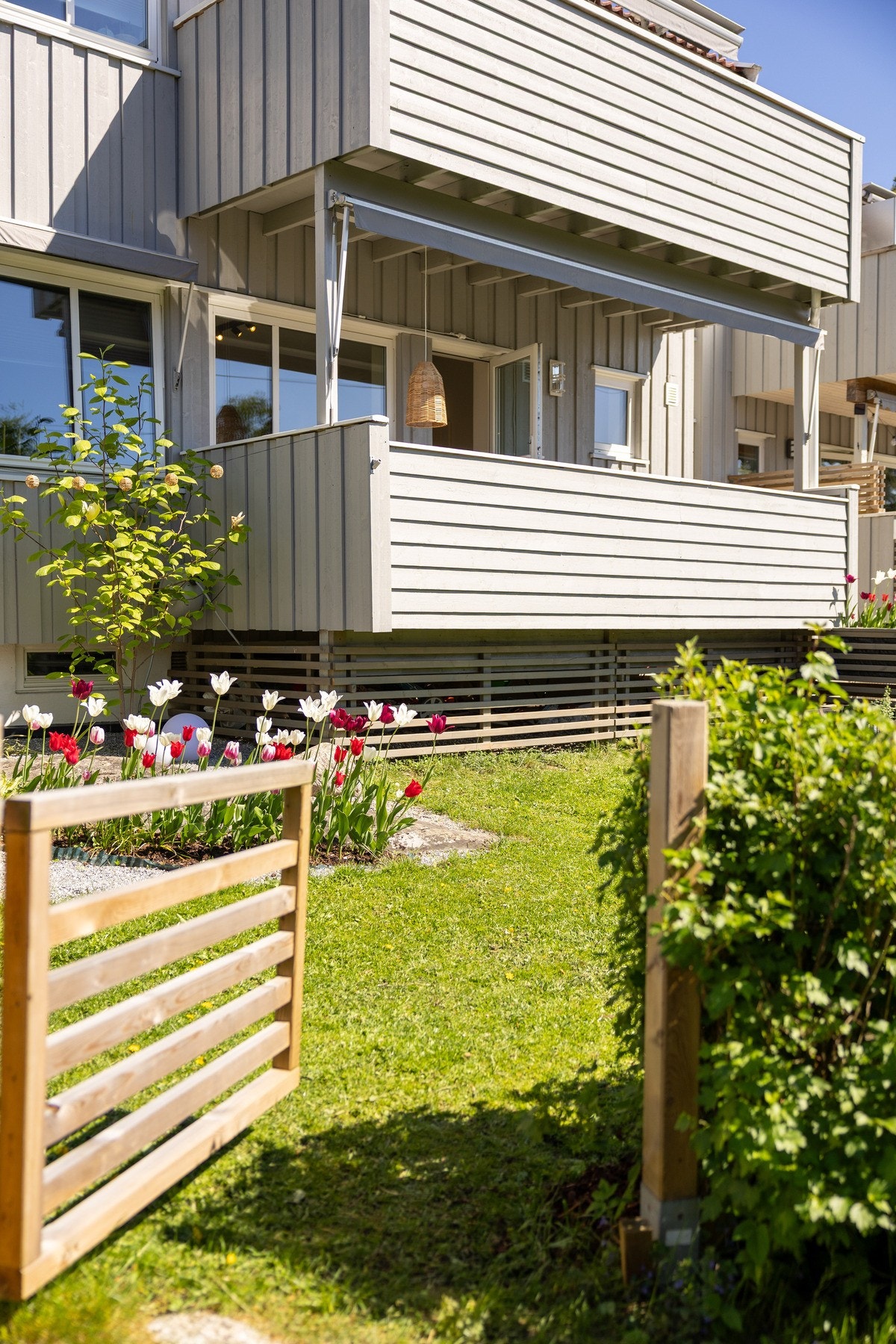 Veldrevet borettslag med nylig oppgradert drenering, ny isolasjon og kledning og nye vinduer/verandadør. Galleribilde