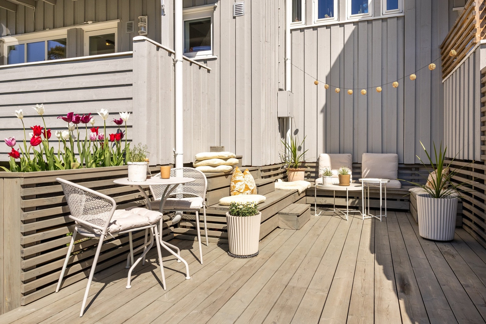 Platting med plassbygd sittegruppe med god oppbevaringsplass. Galleribilde