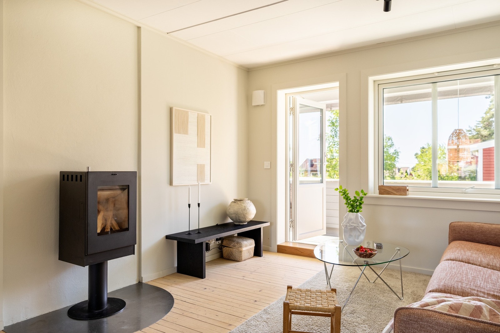 Store vindusflater (fra 2021) som slipper inn mye naturlig lys. Galleribilde