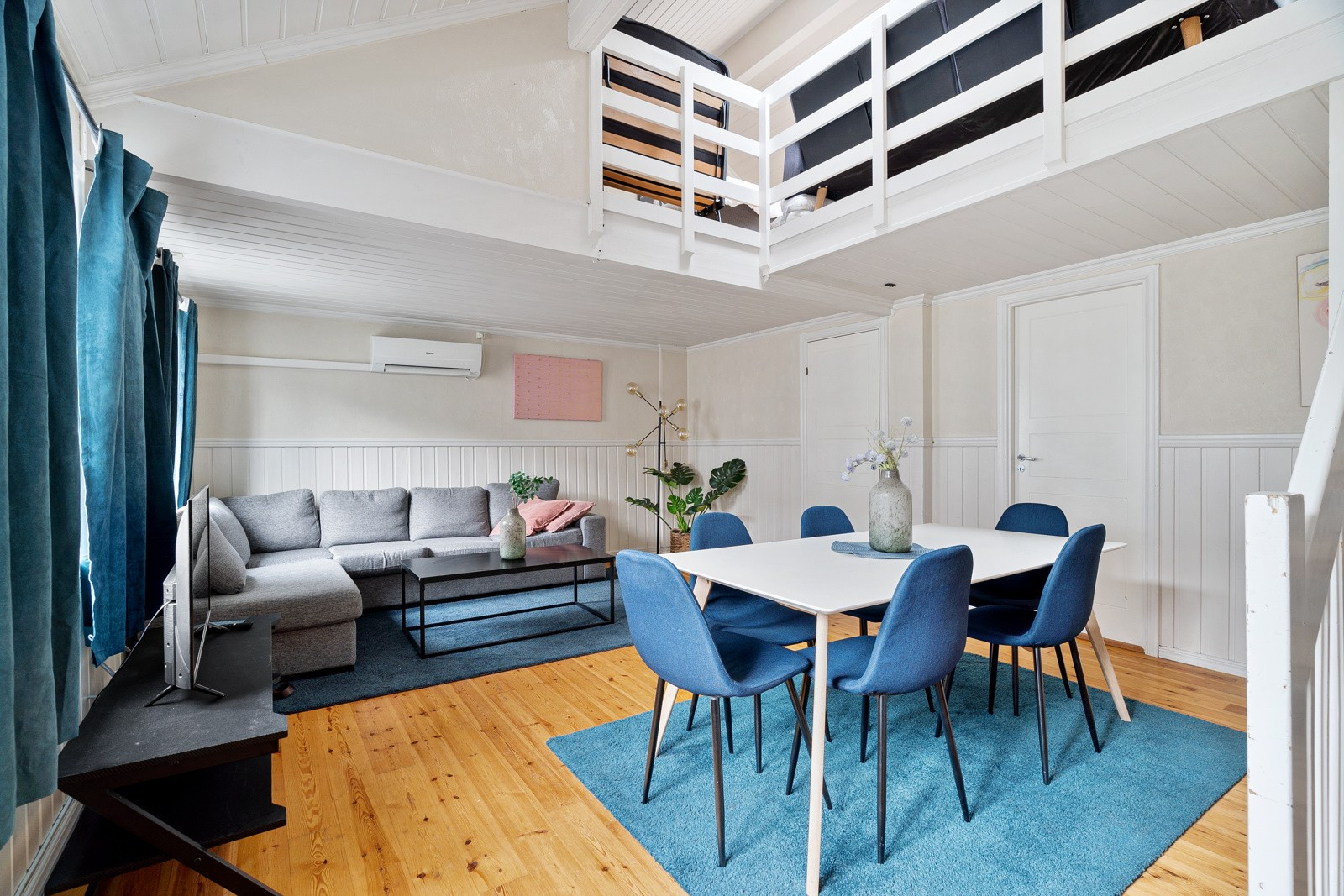 Her er det god plass til sofagruppe og spisebord.