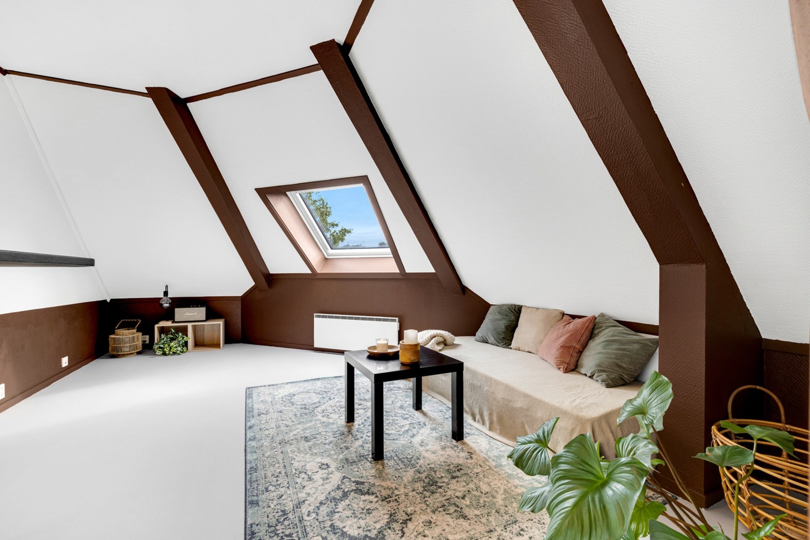 Stuen og kjøkkenet har panelovn som varmekilde. Galleribilde