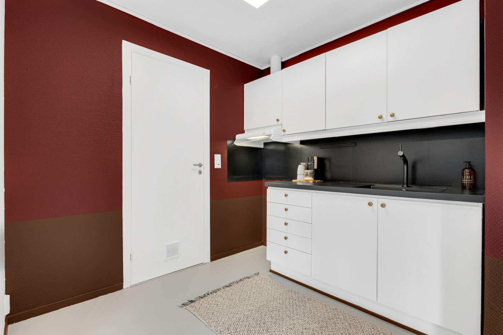 Kjøkkenet og leiligheten er malt opp i 2024 og 2025. Galleribilde