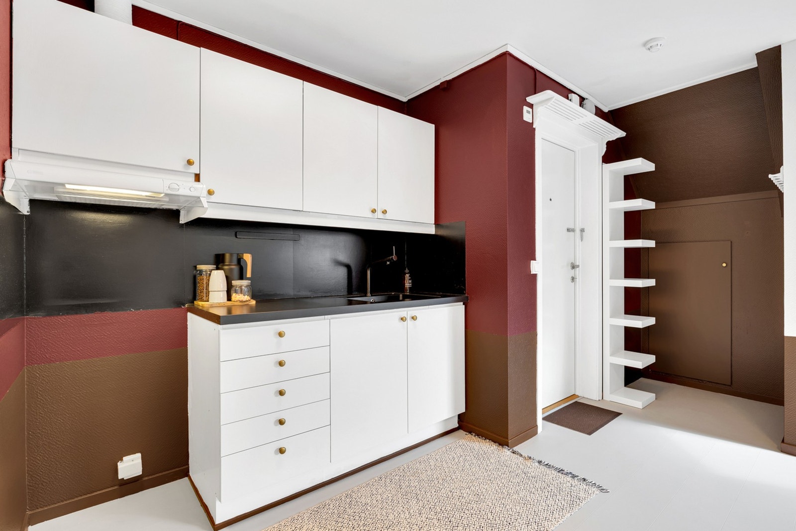 Godt med skap og benkplass på kjøkken. Galleribilde