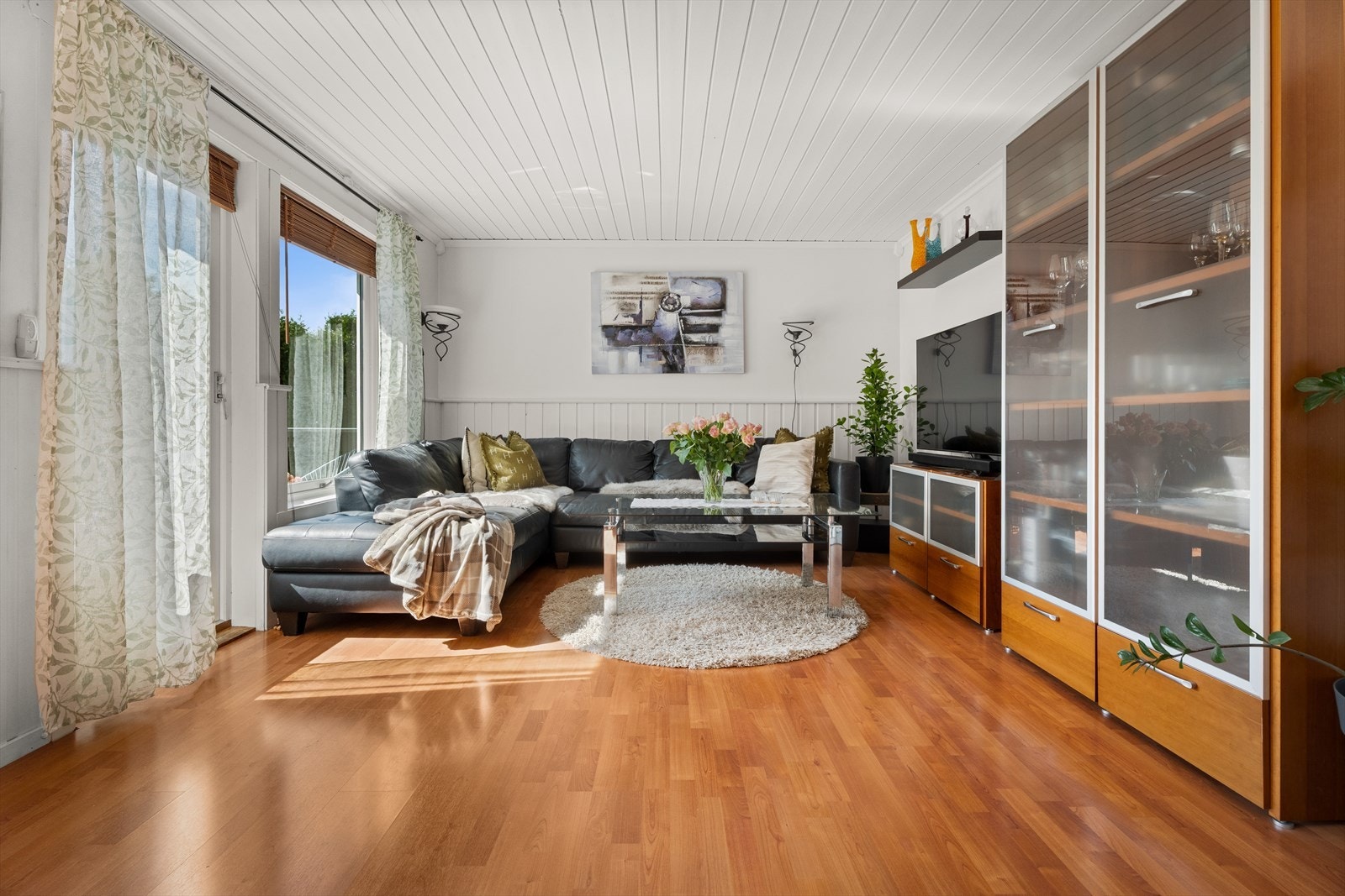 Store vindusflater slipper inn rikelig med naturlig lys og bidrar til en lys og luftig romfølelse Galleribilde