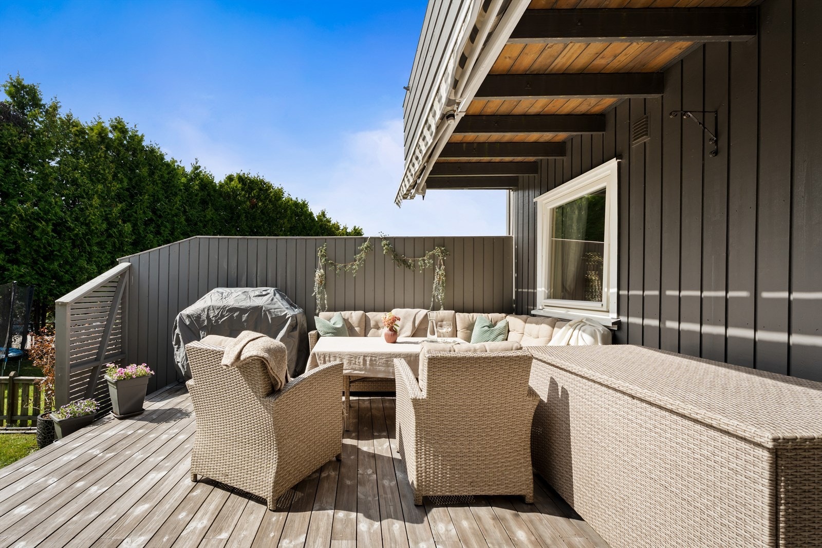 Den gode størrelsen gjør terrassen godt egnet for en romslig sittegruppe, grill og øvrig utemøblement - perfekt for både hverdagsbruk og sosiale sammenkomster i sommerhalvåret Galleribilde