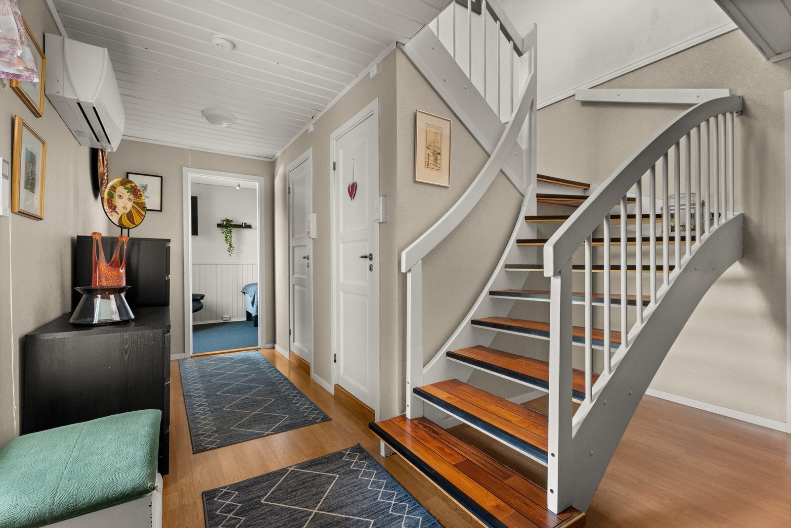 Fra gangen kommer du opp til 2. etasje og boligens stue Galleribilde