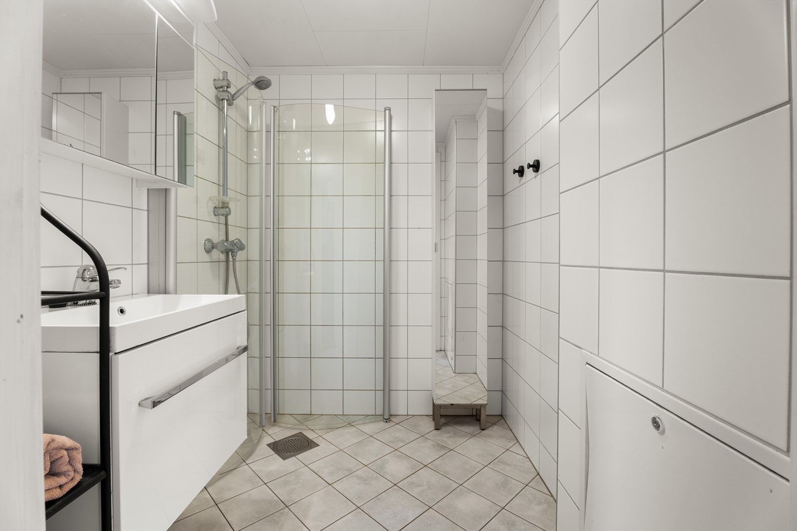 Badet ble pusset opp i 2010 i regi av borettslaget. Det har Takessplater i taket og flislagte vegger og gulv, noe som gir et rent og klassisk uttrykk Galleribilde