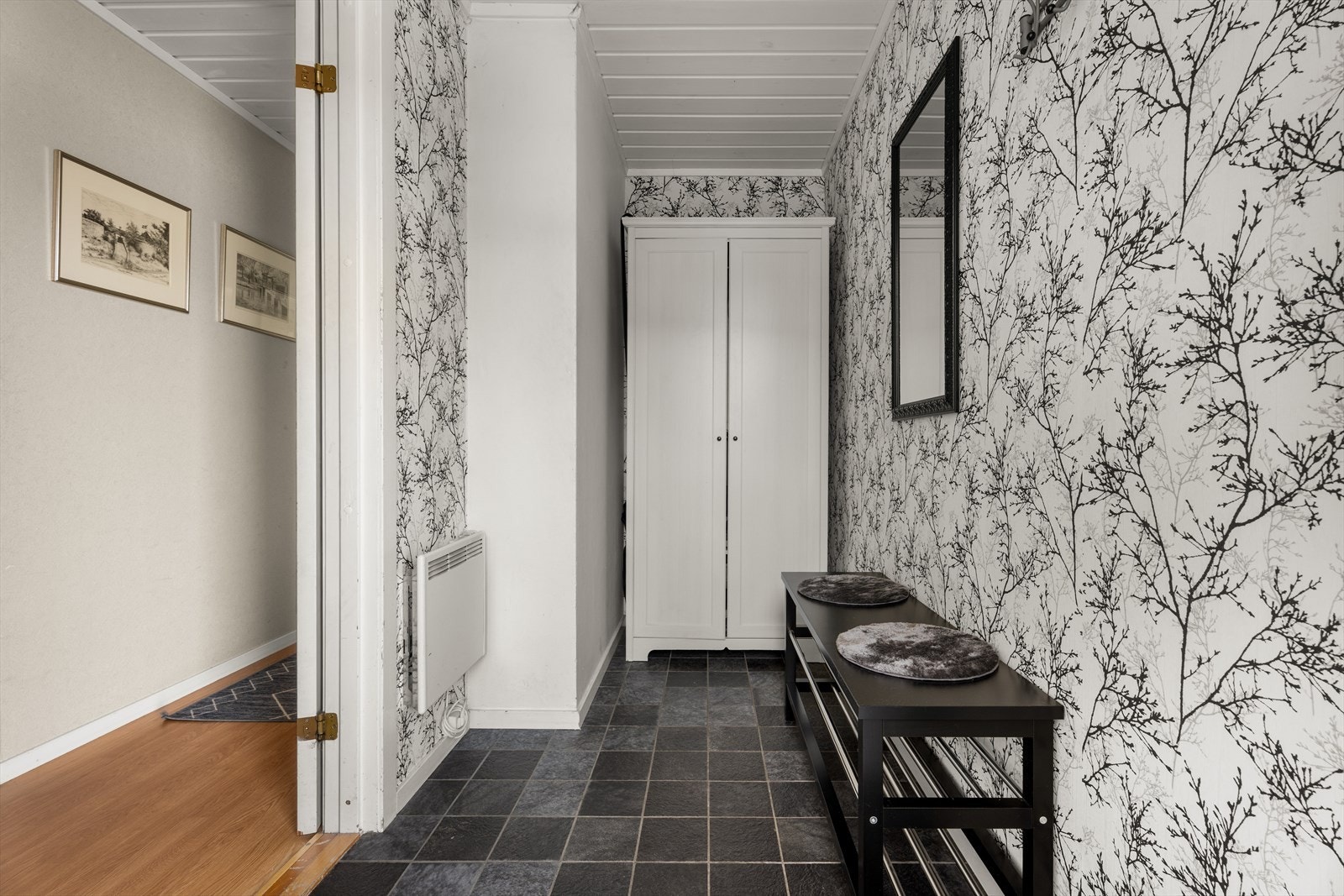 En lys entré er det første som møter deg i boligens 1. etasje. Her er det god plass til å henge yttertøy og ta imot gjester Galleribilde