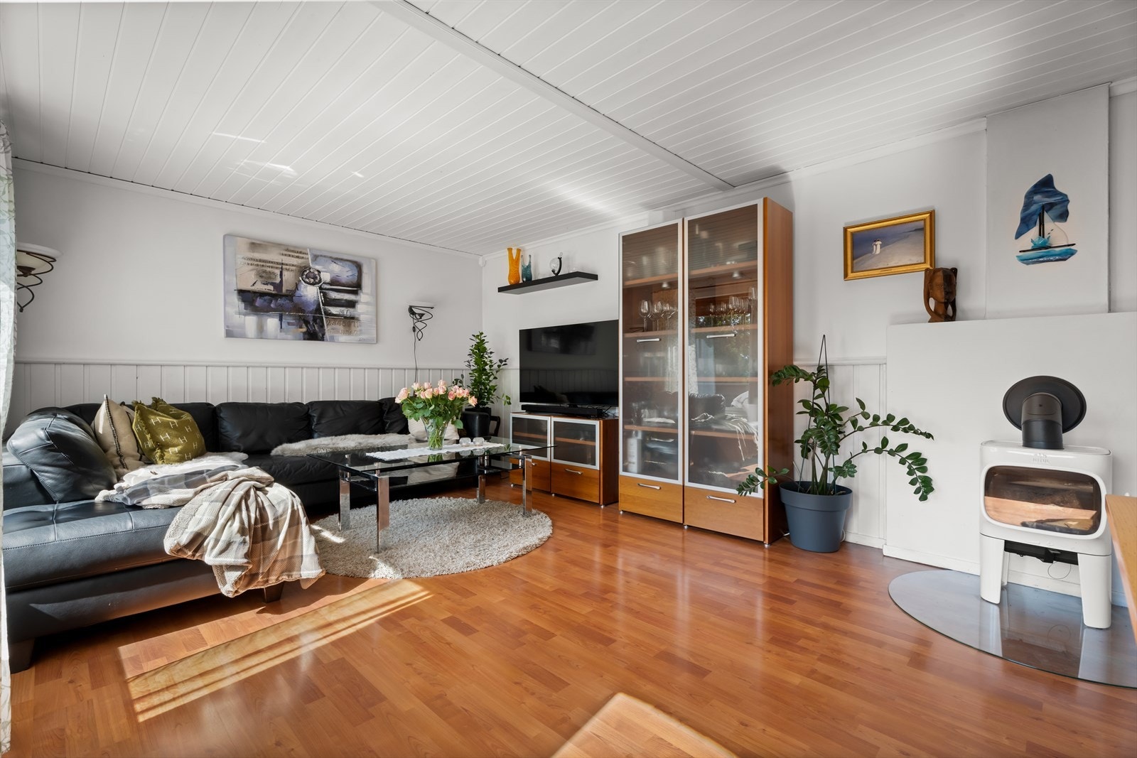 Rommet har også en vedovn som gir både varme og en lun atmosfære på kjøligere dager Galleribilde