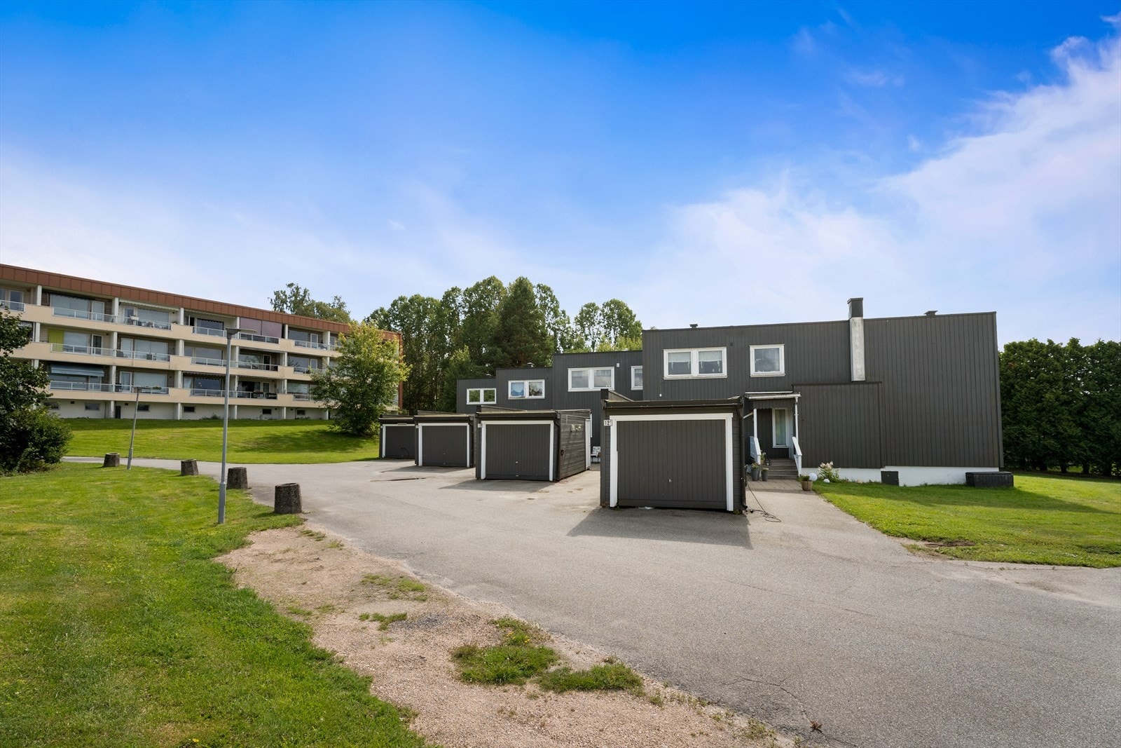 Boligen har parkering i garasje og på egen gårdsplass Galleribilde