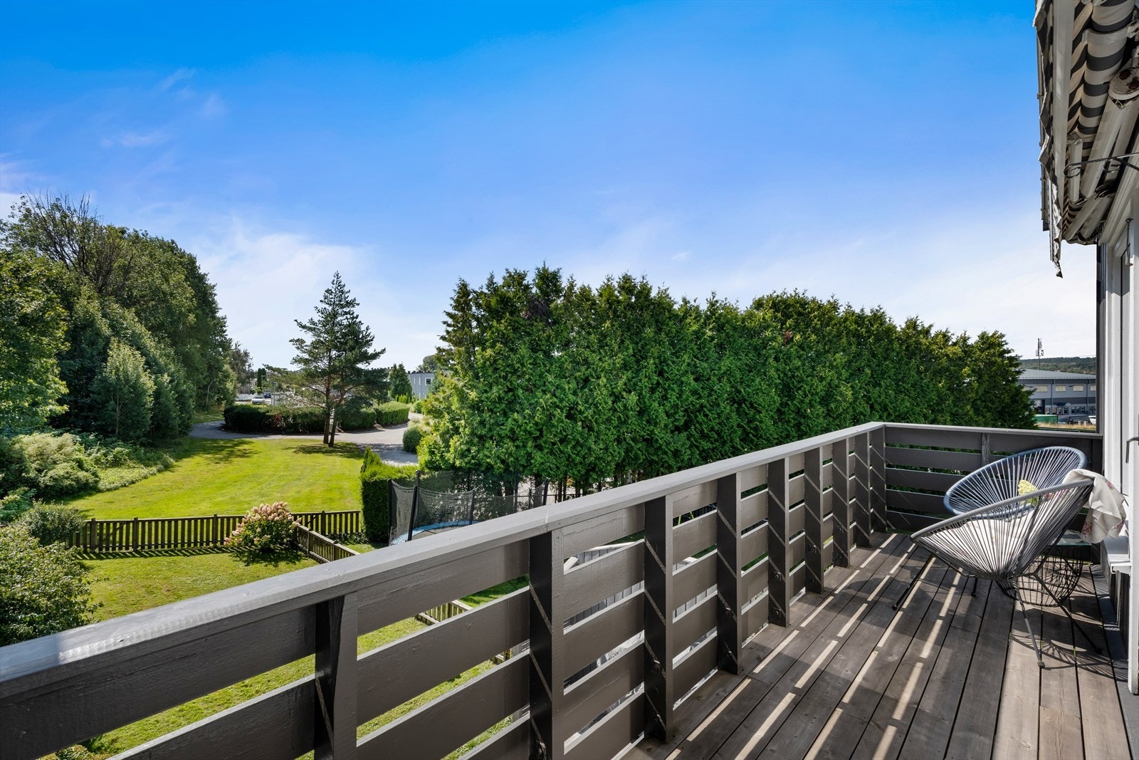 Fra stuen er det utgang til boligens sørvendte balkong, hvor det er plass til en liten sittegruppe - et fint sted å nyte varme dager Galleribilde