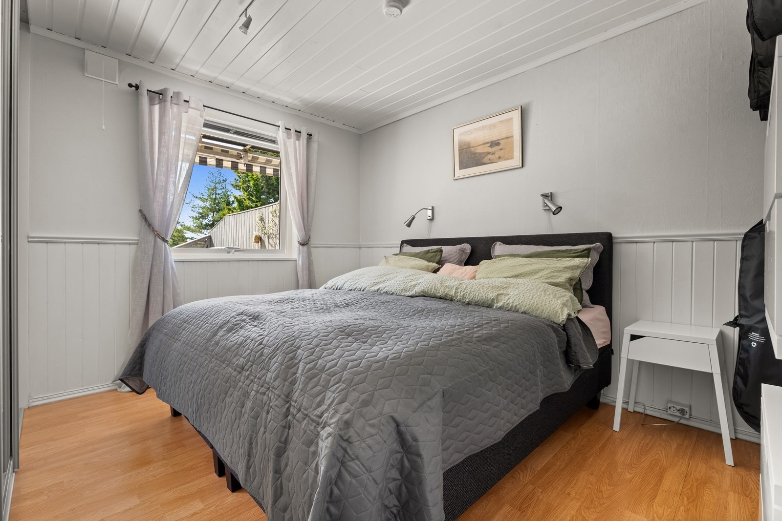 Hovedsoverommet er innredet med dobbeltseng og skyvedørsgarderobe som gir godt med oppbevaringsplass Galleribilde