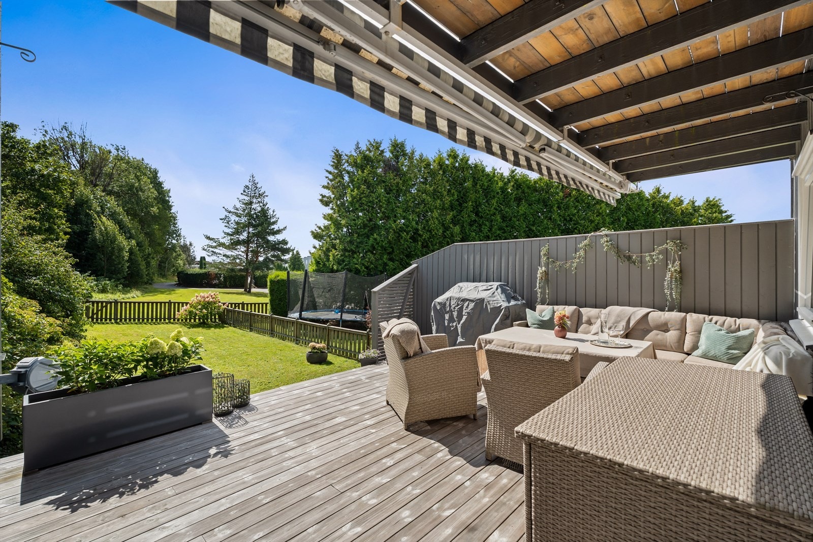 Fra 1. etasje er det utgang til boligens sørvendte terrasse på ca. 23 m². Terrassedekket ble skiftet i 2020 og fremstår i god stand Galleribilde