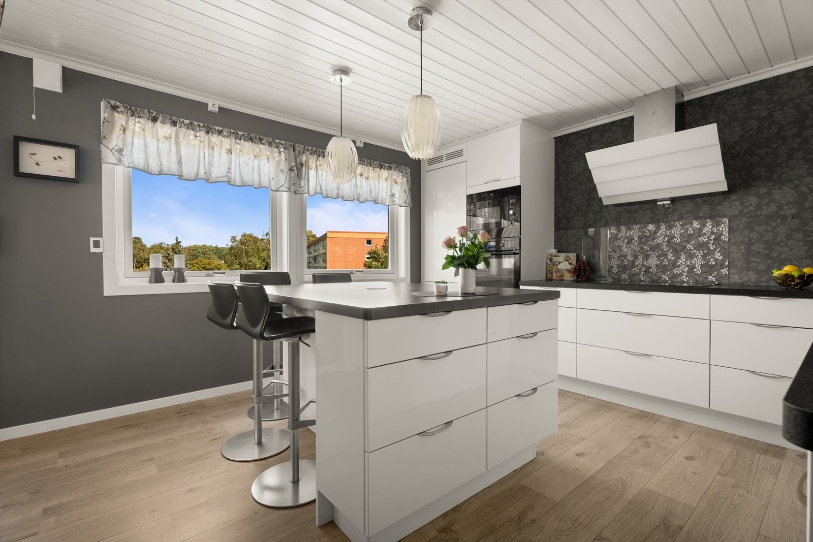 Boligens kjøkken er fra Strai kjøkken med moderne, lyse og slette fronter som gir et rent og tidløst uttrykk. Benkeplaten er i laminat og har integrert oppvaskkum Galleribilde