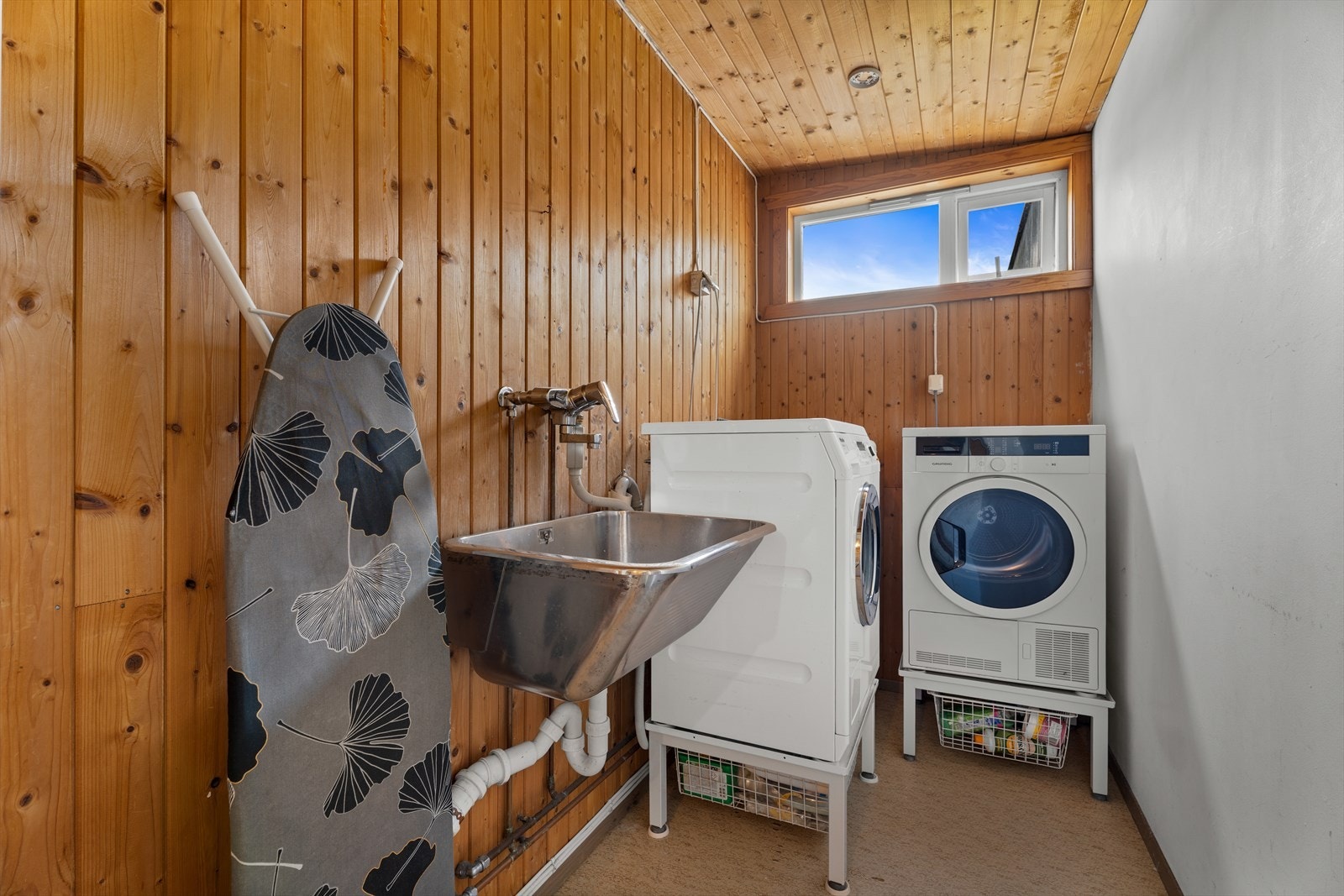 Vaskerommet er av ukjent alder og er ikke bygget som et våtrom. Det er verken membran eller sluk, og rommet har panel på både vegger og i tak, samt gulvbelegg. Rommet er utstyrt med utslagsvask, opplegg for vaskemaskin og en varmtvannsbereder Galleribilde