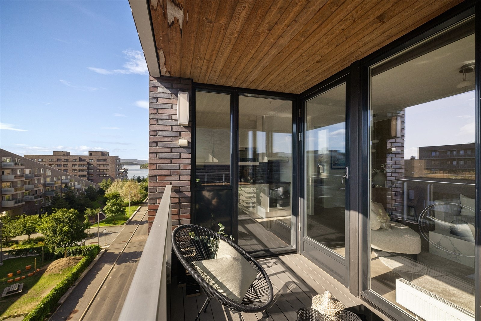 Her er det plass til sittegruppe, grill og beplanting. Det er montert utelys og strømuttak. Galleribilde