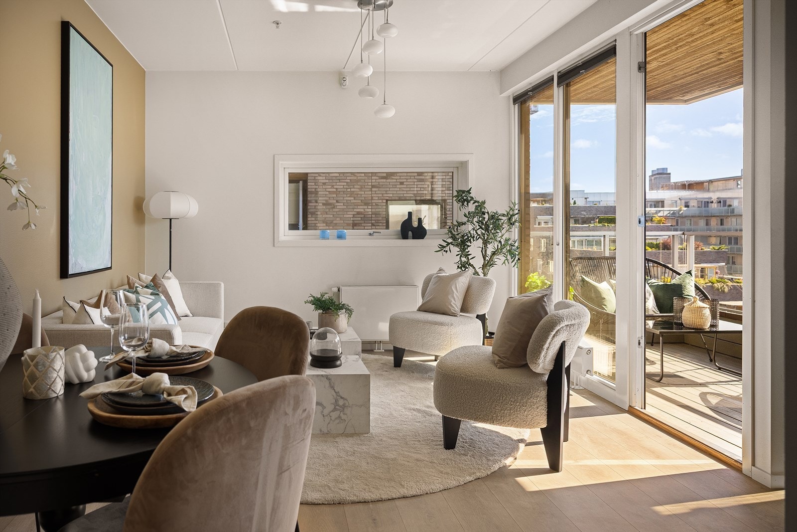 Lys og innbydende stue av god størrelse. Galleribilde