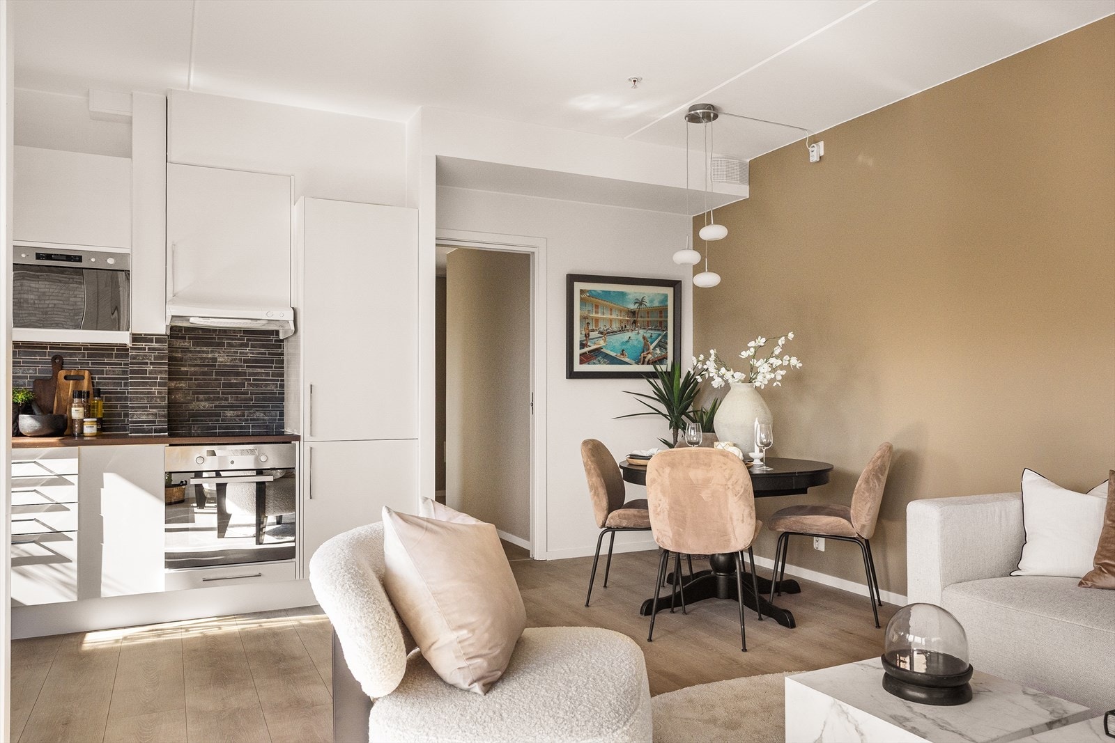 Ved kjøkkenet er det god plass til spisebord. Galleribilde