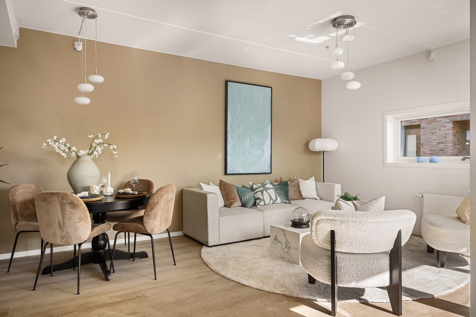 Du kan møblere akkurat slik du ønsker, og det er enkelt å innrede i ulike soner. Planløsningen i rommet gir flere naturlige innredningsalternativer. Galleribilde