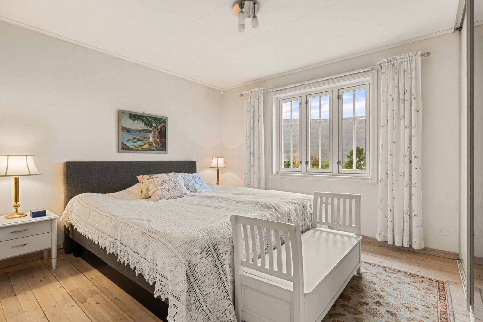 Alle 3 soverommene i denne etasjen er av god størrelse og har plass til møblementer. Galleribilde