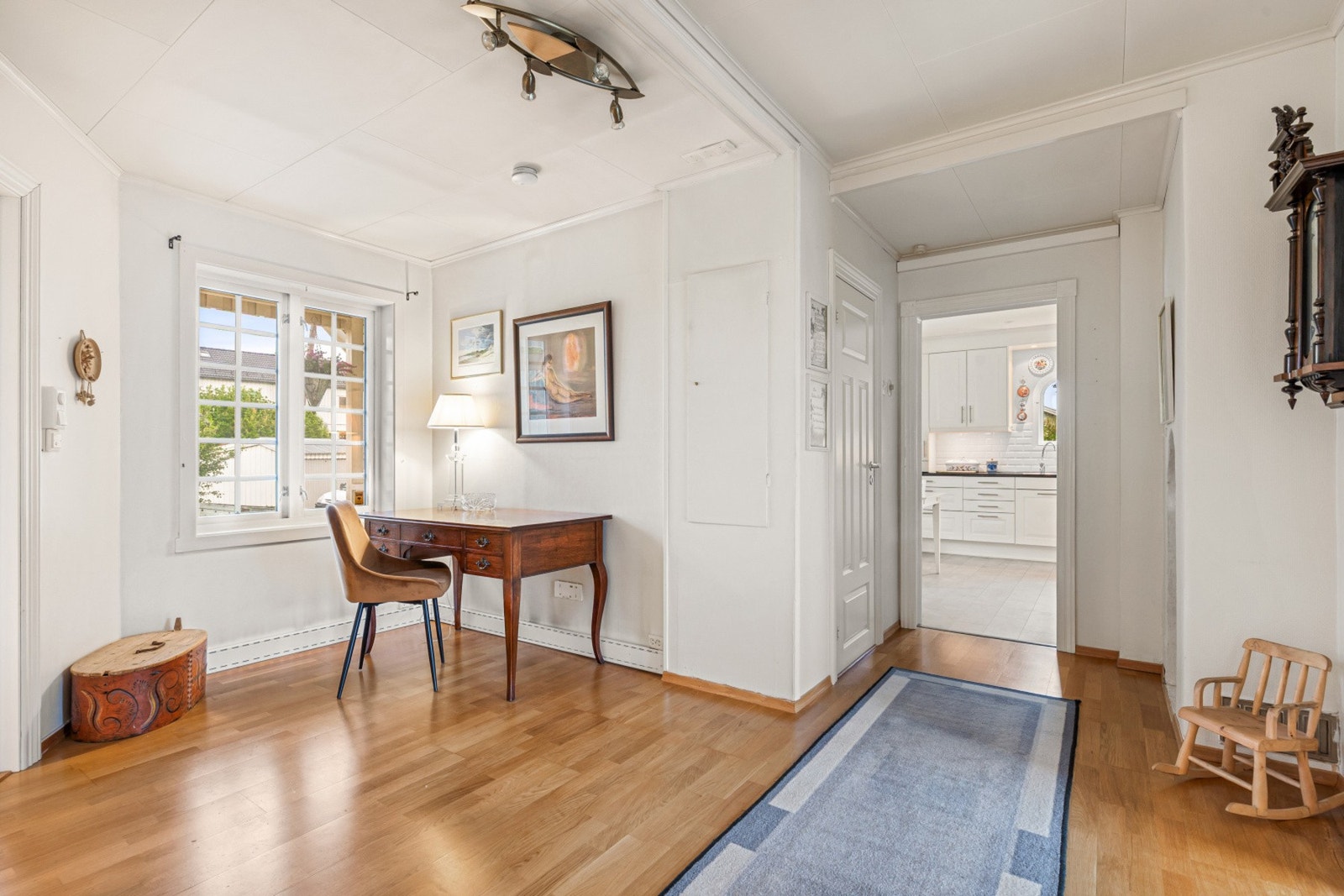 Kjøkkenet har 2 inngangsdører. Galleribilde